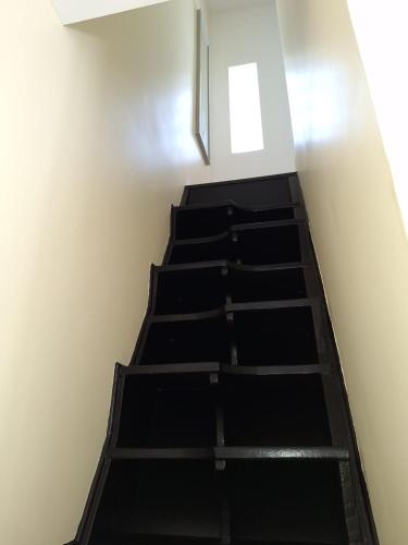 - un escalier dans une chambre avec fenêtre dans l'établissement Le Loft Minimaliste, à Savigny-sur-Orge