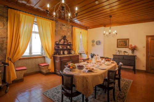 a dining room with a table and chairs at Quinta do Terreiro - Turismo de Habitacao in Lamego