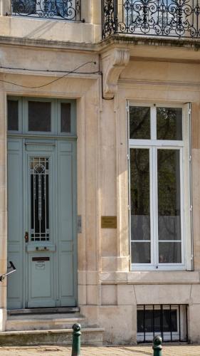un bâtiment avec une porte bleue et une fenêtre dans l'établissement Bel Appartement de Charme - Centre Ville - Quartier du Boulingrin - Gare, à Reims