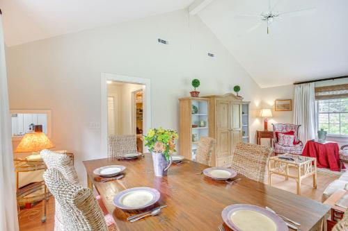 Un comedor y una sala de estar con mesa y sillas. en 2 Mi to Aiken Horse Park South Carolina Apt, en Aiken