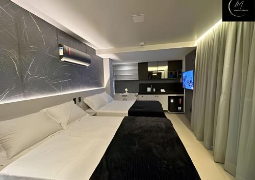 Habitación de hotel con cama y cocina en LM Get One, en João Pessoa