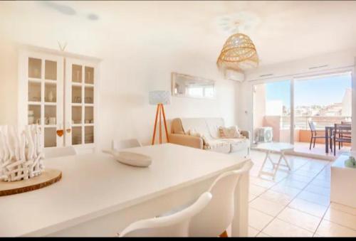 APPARTEMENT T2- Terrasse- vue dégagée -Centre ville-Tout à pieds- L Impérial