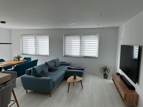 TV a/nebo společenská místnost v ubytování 3,5 Zimmer Wohnung im fünften Stock eines Neubau