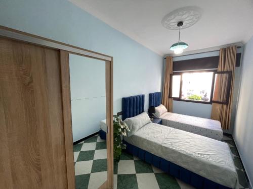 Postel nebo postele na pokoji v ubytování Comfy Stay in Larache's Center