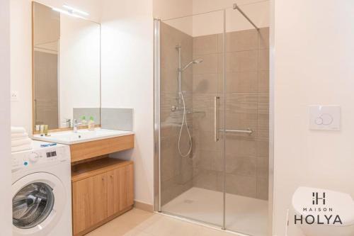 une salle de bain avec douche et lavabo et une machine à laver dans l'établissement Le Réconfort - Aux cœur de Limoges - 368B, à Limoges