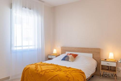 une chambre avec un lit avec une couverture jaune dessus dans l'établissement Le Réconfort - Aux cœur de Limoges - 368B, à Limoges