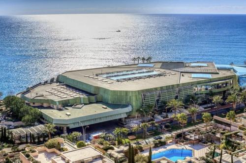 une vue aérienne d'un bâtiment à côté de l'océan dans l'établissement CASINO FLAT Center, à Beausoleil