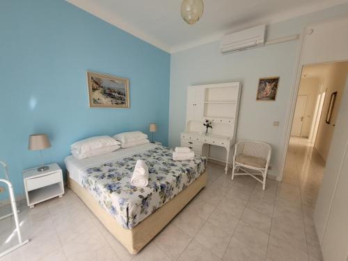 une chambre avec un lit, un bureau et une chaise dans l'établissement CASINO FLAT Center, à Beausoleil