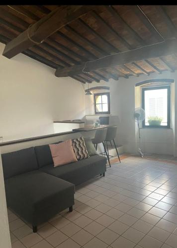 a living room with a couch and a table at Rocca Casa in Roccatederighi