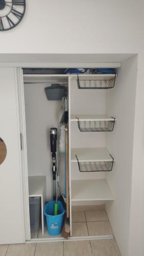 - un dressing avec des étagères et une table dans l'établissement appart studio-F1 Montpellier de Medillan -Royan 38 euros la nuit, à Montpellier-de-Médillan