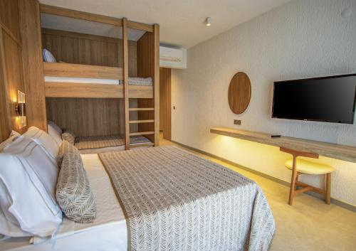 Postel nebo postele na pokoji v ubytování Bodrum Beach Resort