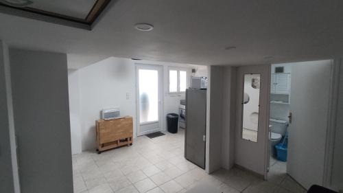 une salle de bain avec un lavabo et des toilettes dans une chambre dans l'établissement appart studio-F1 Montpellier de Medillan -Royan 38 euros la nuit, à Montpellier-de-Médillan