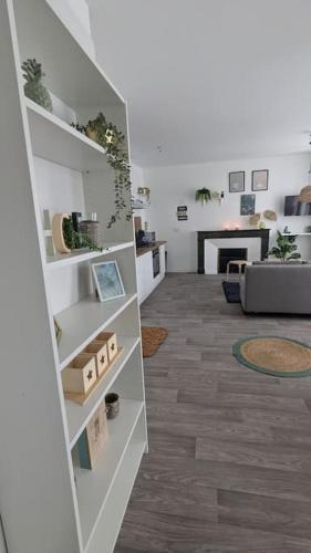 un salon avec un canapé et une cheminée dans l'établissement Cosy Oasis - T3 - Grande Terrasse Collective, à Lourdes