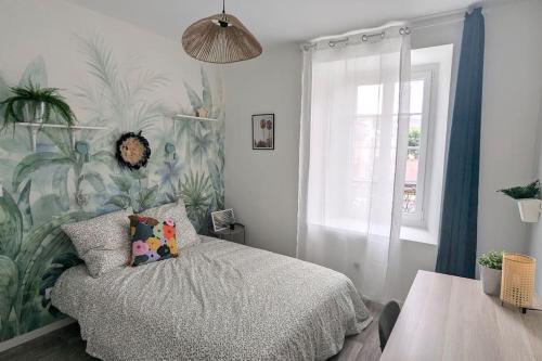 une chambre avec un lit avec un papier peint tropical dans l'établissement Cosy Oasis - T3 - Grande Terrasse Collective, à Lourdes