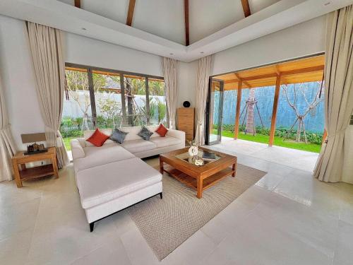 Ένα ή περισσότερα κρεβάτια σε δωμάτιο στο New luxury villa with maid Anchan Tropicana