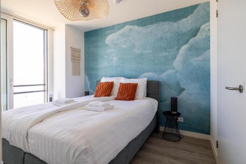 Ένα ή περισσότερα κρεβάτια σε δωμάτιο στο Vakantiewoning aan het water - met dakterras en balkon - Vista Maris - Nr 40