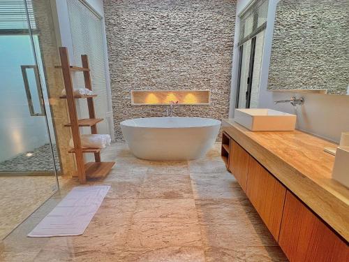 Ένα μπάνιο στο New luxury villa with maid Anchan Tropicana