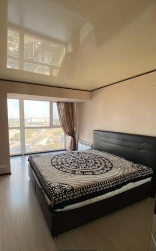 un letto grande in una stanza con una finestra di проспект Мира 35 Апартаменты a Kryvyj Rih
