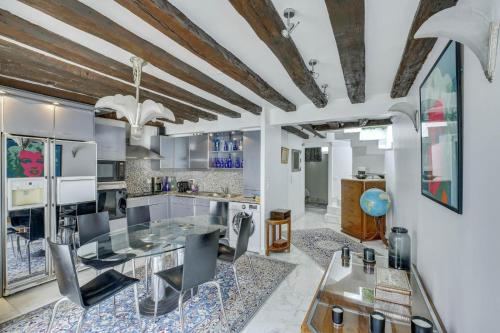 une cuisine avec une table à manger et une salle à manger dans l'établissement Louvre Terrace Apartment, à Paris