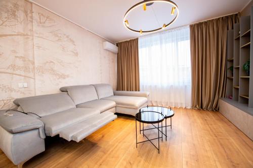 Ruang duduk di One by One - by Grand Accommodation