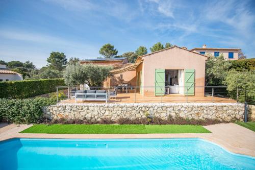 une villa avec piscine devant une maison dans l'établissement Villa Font du Roux - piscine chauffée - pétanque - adapté mobilité réduite, à Flayosc