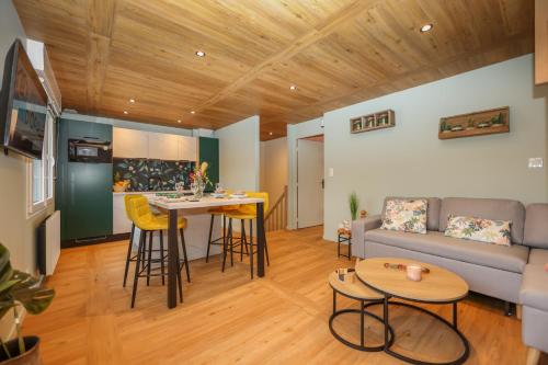 un salon avec un canapé et une table dans l'établissement Le Nature - Appartement 4p Wimille -Wimereux, à Wimille