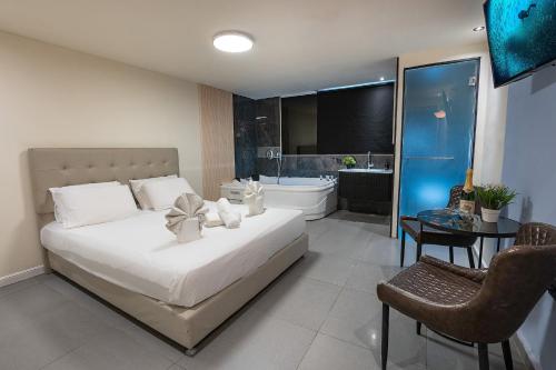Postel nebo postele na pokoji v ubytování Lago Suites Hotel
