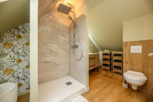 a bathroom with a shower and a toilet at Le Nature - Appartement 4p Wimille -Wimereux in Wimille
