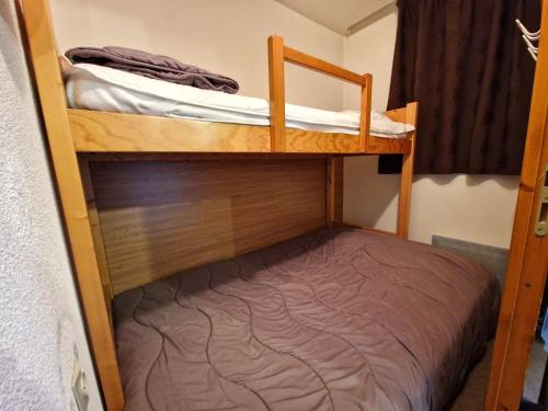 - 2 lits superposés dans une petite chambre dans l'établissement Charmant studio cabine 4/5 pers, balcon, proche pistes et commerces à Modane - FR-1-265-189, à Valfréjus