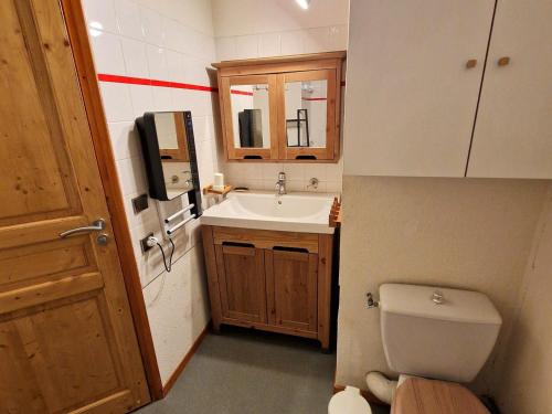 une petite salle de bain avec un lavabo et des toilettes dans l'établissement Charmant studio cabine 4/5 pers, balcon, proche pistes et commerces à Modane - FR-1-265-189, à Valfréjus