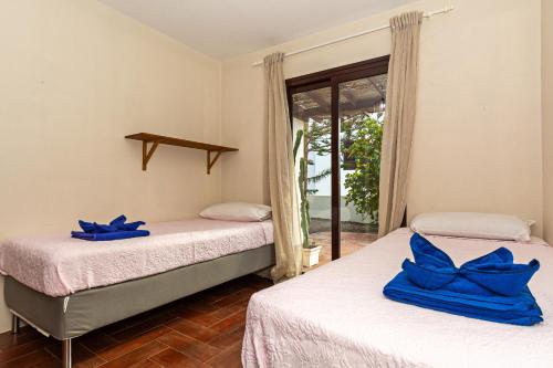 2 Betten in einem Zimmer mit blauen Handtüchern darauf in der Unterkunft 4BR Yaiza Relax House - Terrace & Mountain in Yaiza