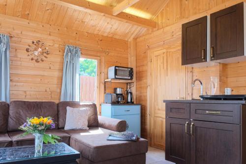 a living room with a couch and a kitchen at Ferienhaus Seebrise- Marina Mücheln Geiseltalsee in Mücheln