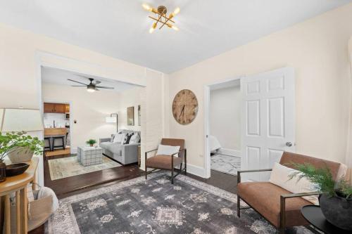 una sala de estar con un sofá y una mesa en Charming Home in Cleveland 3215, en Ohio City