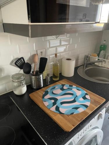 - un comptoir de cuisine avec une planche de coupe en haut dans l'établissement Logement Wie dheim, à Wolfisheim