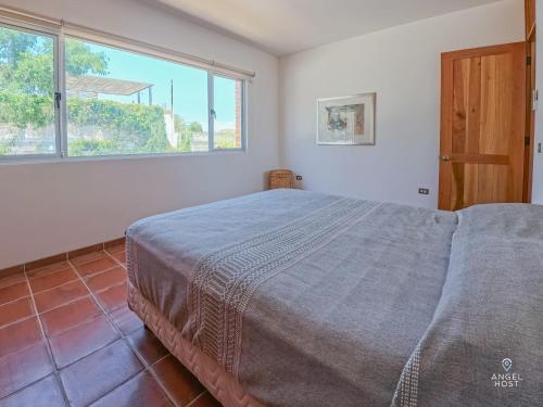 Postel nebo postele na pokoji v ubytování Partial Seaview Terrace Walk to Malecon
