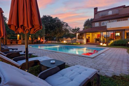 Guesthouse ''Barboska'' - big outdoor swimming pool & private tennis court