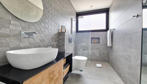 ein Badezimmer mit Waschbecken und Toilette in der Unterkunft Villa Estrelícia by LovelyStay in Ribeira Brava