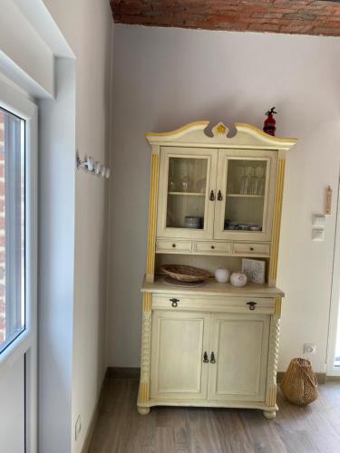a yellow hutch in a corner of a room at A la campagne in Villers-Pol