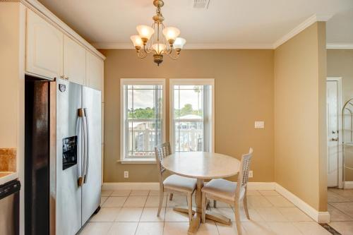 Η κουζίνα ή μικρή κουζίνα στο Canal-Front Key Largo Retreat with Community Beach!