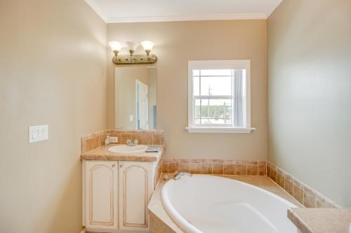 Ένα μπάνιο στο Canal-Front Key Largo Retreat with Community Beach!