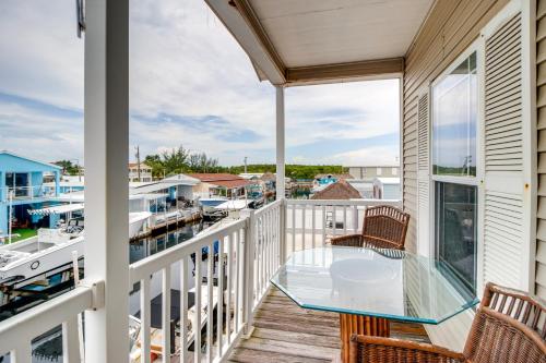 Μπαλκόνι ή βεράντα στο Canal-Front Key Largo Retreat with Community Beach!