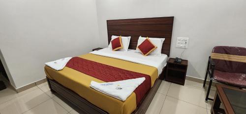 a bedroom with a bed in a room at HOTeL DVR GRAND in Guntūr
