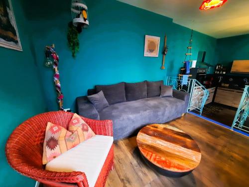 NiederneisenにあるApartment im Mexiko-Stilのソファとテーブルのあるリビングルーム