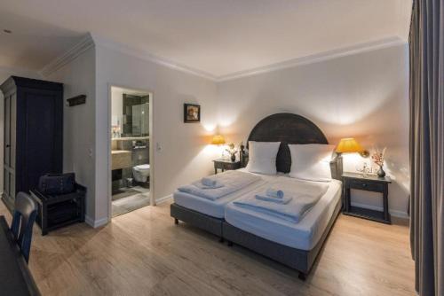 Ein Bett oder Betten in einem Zimmer der Unterkunft Ravensberger Hof