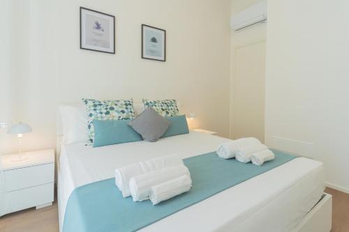 a bedroom with a bed with towels on it at ManaraQuattro - apartament in Como near the center with free parking - Lake Como in Como