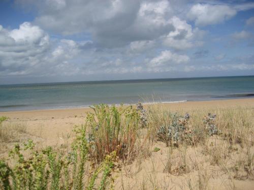 a sandy beach with a view of the ocean at La Goélette, Chambres d'Hôtes in Wimereux
