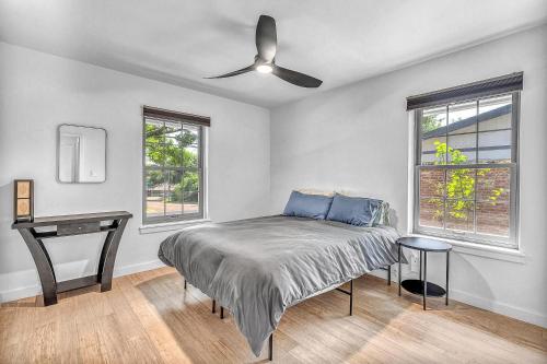 Katil atau katil-katil dalam bilik di Spacious 4-Bedroom Austin Home with Patio, BBQ, & Great Location Near Mueller and North Loop