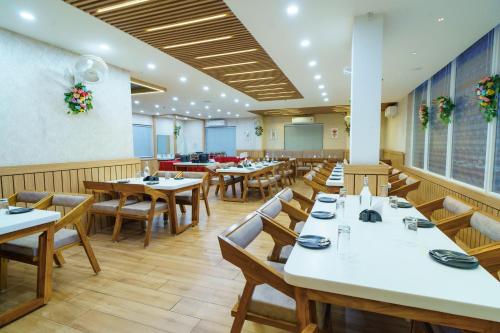 Restoran või mõni muu söögikoht majutusasutuses Satyabhama Inn