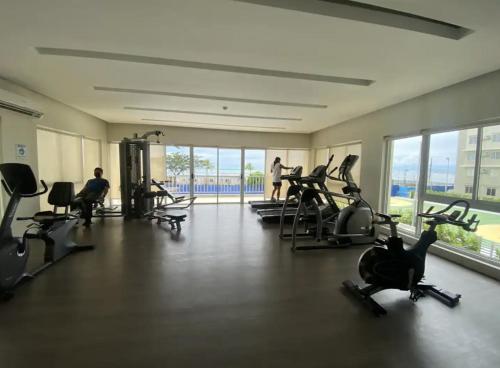 Фитнес-центр и/или тренажеры в Veronica's Homestay at Marina Spatial Condo