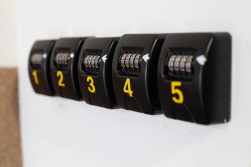 a row of black clocks on a wall at "Przy Rynku" pokoje z prywatnymi łazienkami in Gliwice